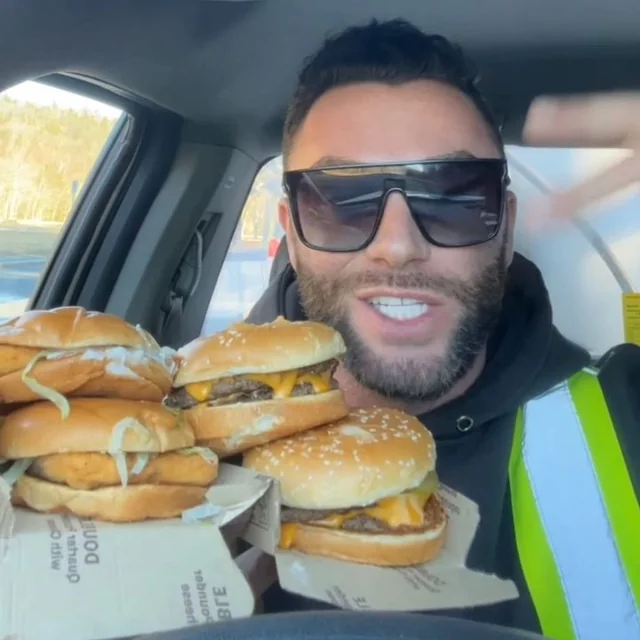 Zona Guy Eats - Food & Reviews, represented by EmpireX